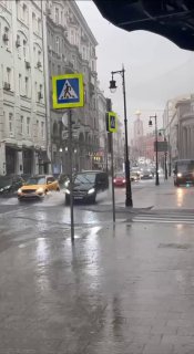 В Москве начались мощные ливни с грозами. Некоторые улицы оказались затопленыПарковки и дороги уходят под воду. Из-за ливня случилось страшное — в Госдуме затопило курилку. Прогнозируется, что за 15 июля в Москве прольётся до 20 литров дождевой воды на ква