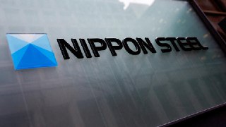 收购美钢案被拒：日本制铁和美国钢铁提起诉讼围绕日本制铁（Nippon Steel）收购美国钢铁公司（U.S. Steel）的争夺已从政治斗争转向司法角力。日铁及美钢两家公司周一(1月6日）表示，已对美国总统拜登拒绝该收购案的决定提起诉讼。👉 继续浏览后续：https://rfi.my/BISG.g