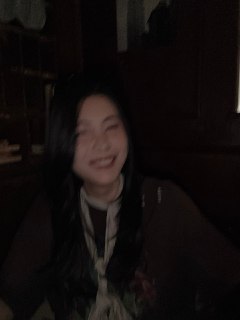 下夜班了每次夜班心脏突突跳坚持不住的时候（比如几个小时前的这次夜班），处理完病人，坐在值班室的小破床上的时候，我就会反复看她这张照片，会给我一种转窦复律血压平复的感觉
