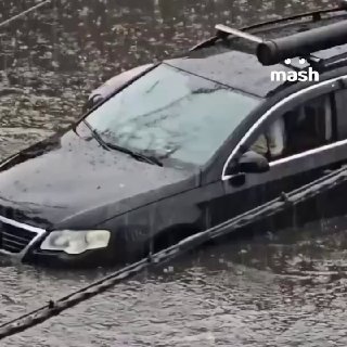 Ты и твои горящие дедлайны.Москвичи, черпающие воду из затопленной машины, как олицетворение полной безнадёги. на улице rain, на душе pain❗ Подписывайся на Mash в MAX. Это крутой мессенджер, который работает даже в лифте и на подземной парковке.