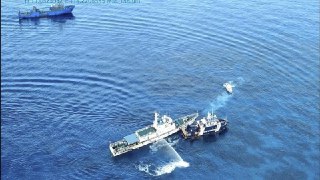 菲律宾再度指责中国海警船在海上危险操作2025年5月22日，菲律宾当局再度就中国海警在海上的危险操作提出抗议。菲律宾方面强调，当时，两艘菲律宾船只正在南沙群岛中的铁线礁附近采集样本。👉 继续浏览后续：https://rfi.my/BhE4.g
