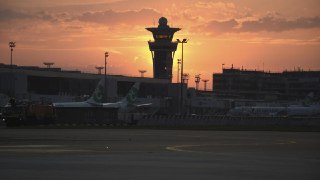 法国机场调度员罢工两天 航班受阻巴黎戴高乐机场、奥利机场和博韦机场四分之一的航班被取消。尼斯、巴斯蒂亚和卡尔维机场一半的航班被取消：法国民航局（DGA）周二要求航空公司大幅减少航班时刻表，以应对此次罢工。👉 继续浏览后续：https://rfi.my/Bo3A.g