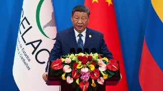 德战略专家投书法媒：中国是否正在错失机遇？德国Lupus alpha投资公司的战略总监马库斯·楚伯（Markus Zuber）7月1日投书法国《论坛报》议论栏目，指出面对一系列结构性和政治挑战，中国似乎正在远离其取代美国成为世界第一强国的梦想。依他之见，在习近平日益加强的威权统治下，中央集权模式的局限性愈发明显。房地产危机、产能过剩、人口危机：这些内部弱点正在拖累亚洲巨人的发展势头。👉 继续浏览后续：https://rfi.my/Bo3i.g