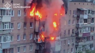 Россия нанесла удар по Харькову. Три человека погибли, почти 20 раненыВ ночь на 7 июня Россия нанесла удар по украинскому Харькову. Один из ударов попал в жилую 9-этажку, где загорелись квартиры на верхних этажах. Спасатели спасли женщину из-под завалов. О
