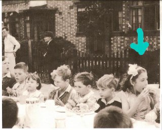 My grandma the day WW2 ended, London @pfff_history **Comment in ->** https://n...
