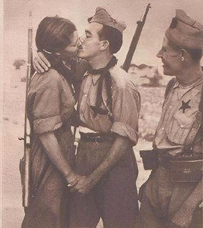 Spanish republican soldiers getting married in 1937 @pfff_history **Comment in...