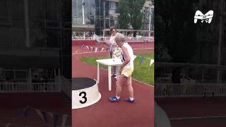 92-летняя пенсионерка из подмосковного Подольска приняла участие В ТЫСЯЧЕ забегов по всему миру. Потому что на пенсии скучно. А ты и дальше ищи отмазки.Знакомьтесь и запоминайте имя — Клара Степановна Богатова. Специально для Mash на спорте она рассказала: