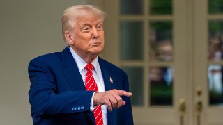 特朗普：建议自6月1日起对欧盟征收50%的关税美国总统特朗普（Donald Trump）周五威胁将从6月1日起对来自欧盟的商品征收50%的关税，并称“我们与他们的谈判毫无进展”。👉 继续浏览后续：https://rfi.my/BhBS.g