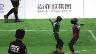 Уровень игры в футбол — автономный робот-гуманоидВ Китае провели Robo League — первый турнир по футболу среди полностью автономных полноразмерных гуманоидных роботов. Роботы-игроки действовали самостоятельно, без помощи операторов.Матчи длились два тайма п
