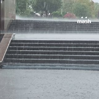 Тропические ливни накрыли Москву и область. Ну что ж, готовимся к граду и шквалистому ветру до 20 метров в секунду. Довольны?❗ Подписывайся на Mash в MAX. Это крутой мессенджер, который работает даже в лифте и на подземной парковке.