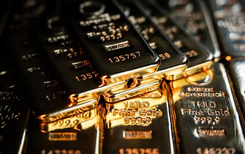 الذهب يرتفع مع تراجع الدولار وتصاعد القلق من الرسوم الكمركية