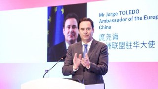 欧盟驻华大使抱怨欧中经贸谈判缺乏进展：我们需要可交付的成果欧盟驻华大使庹尧诲（Jorge Toledo）周五在出席活动时表示，如果谈判未能取得实质性进展，欧盟愿意放弃与中国的关键贸易谈判。双方正在讨论欧盟对中国电动汽车征收的关税，以期设定最低价格，及中方对电动汽车供应链的投资。👉 继续浏览后续：https://rfi.my/BhDf.g