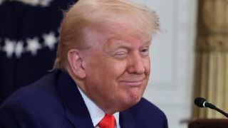 特朗普签署行政命令 美股核能板块盘后集体暴涨美国总统特朗普5月23日签署了四项行政命令，据一位顾问称，这些命令旨在推动美国民用核能的“复兴”，目标是在未来 25 年内将核能产量翻两番。特朗普在椭圆形办公室的简报会上表示：“使用核电的时刻到来了“。特朗普还表示，会采取“非常迅速和安全”的程序，并特别希望对建造新核反应堆申请的审查不超过 18 个月。👉 继续浏览后续：https://rfi.my/BhGa.g