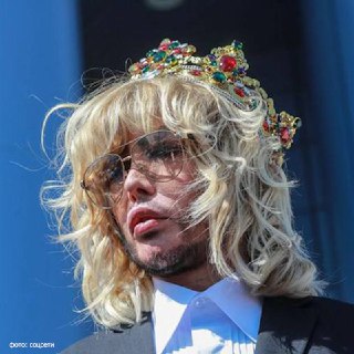 С Сергея Зверева черед суд взыскали баснословные 18к рублей коммуналки. Он почти год не платил за квартиру на Дмитровском шоссе.Фонд капремонта подал на стилиста в суд в апреле: хотел вернуть оплату за жильё, тепло и электричество. Сумма долга — 16к рублей