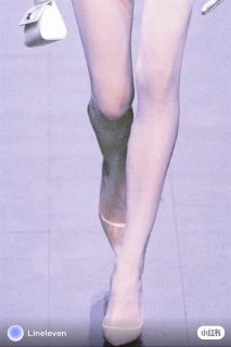 Dolce &amp; Gabbana 2023🤍“好伟大的建模腿精”本季整体色调以黑白和裸色系为主，全新的比例设计让人沉醉游离在一场奇妙的想象中，性感而又迷人～视频图片来源：vouge、@KvanMoment#秀场 #秀场直击 #时装设计 #时装周 #服装设计 #时尚资讯 #高级穿搭 #时髦 #时尚 #灵感 #秀场Look看我的 #秀场回顾 #秀场分享 #时装秀 #T台走秀 #秀场回顾 #时尚穿搭 #细节 #时尚藏在细节里 #时尚单品 #走秀 #T台走秀 #今天穿什么香 #性感穿搭 #来自星星的艺术家 #