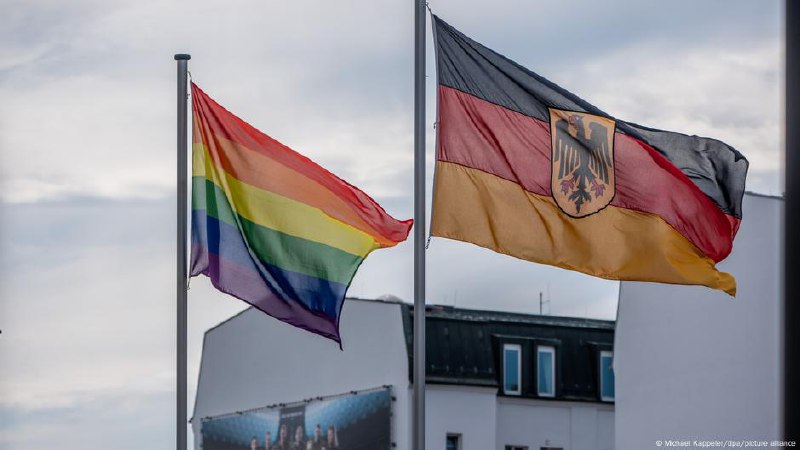 🏳️‍🌈 Наперекор Мерцу и бундестагу: Минобороны ФРГ подняло радужный флагВ политическом Берлине не утихают споры вокруг флага ЛГБТК+. В 2022 году над зданием Рейхстага впервые подняли радужный флаг по случаю гей-парада, что окрестили историческим событием. О