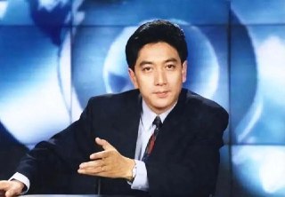 近日，央视主持人水均益被爆已经移民加拿大，他晒中国身份证证明。大家知道你拿了加拿大永居和中国护照没有任何影响，就算有双国籍，只要你在入境中国的时候用的是中国护照，那双国籍就有效。所以晒身份证来搞笑吗？你不管是护照还是永居都不影响不影响身份证。就像那个张教官，网友质疑他美国人，他拿身份证来忽悠人via Twitter @ziyousuiwo（随时更新中国新闻评论）