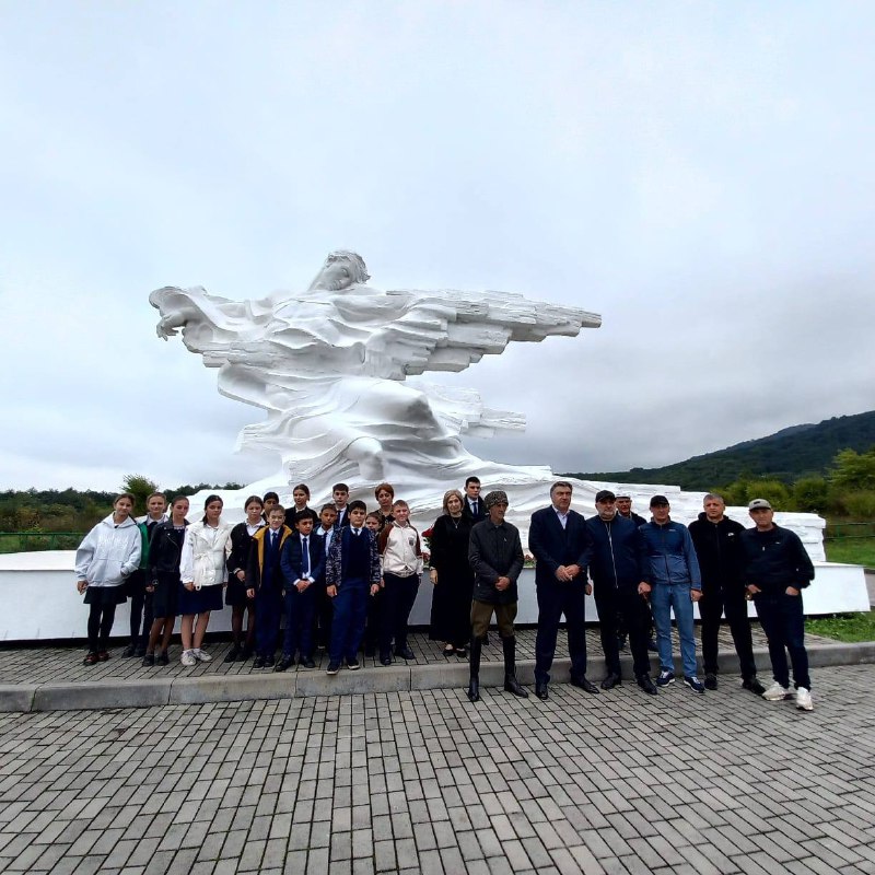 🖼 Возложение цветов к памятнику жертв схода ледника Колка