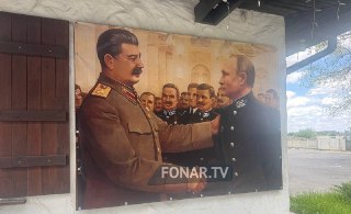 Сталин приветствует Путина: на фасаде кафе в Белгороде появилась картина с таким сюжетом — возможно, сгенерированная нейросетью Фото с изображением на стене, на которой Сталин здоровается с Путиным за руку, появилось на днях в соцсетях, пишет издание «Фона