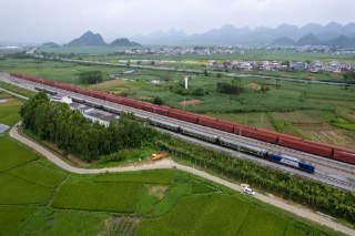 #通行线·铁路#【黔桂铁路增建二线工程可行性研究报告获批】日前，黔桂铁路广西段增建二线工程可行性研究报告获批。至此，黔桂铁路增建二线工程进入开工“倒计时”，项目预计今年9月开工，建设工期4年。黔桂铁路增建二线工程正线长度411.9公里，其中广西境内235.2公里、贵州境内176.7公里。黔桂铁路广西段增建二线工程项目位于广西西北部，线路南起柳州市，经河池市宜州区、金城江区、南丹县进入贵州省，项目投资215.4亿元，建设内容主要包括沿既有线增建二线235.2公里，其中河池东江至都街站段线路改建至贵南高铁河池西