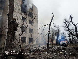 Число пострадавших из-за российского удара по Кривому Рогу выросло до 14 человекСреди пострадавших — четверо детей, рассказал в ГСЧС Украины. Число жертв атаки не изменилось — погибли четыре человека. Помимо этого, по данным украинской полиции, повреждены 