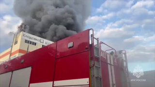 🎬 В Екатеринбурге загорелся крупный склад - пожар охватил 3500 квадратных метров. О...