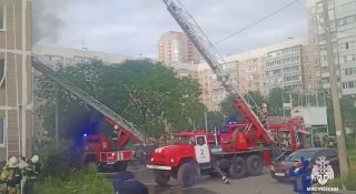 Число погибших при пожаре в Ульяновске возросло до трех, пишет ТАСС.По данным СК, причиной пожара стал взрыв в одной из квартир.