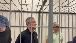 "Улыбайся, шеф любит идиотов"Приговор Тимур Иванов заслушивал с улыбкой на лице. Жена напомнила ему анекдот перед началом оглашения, передаёт корреспондент Mash из зала суда.Антон Филатов также признан виновным — с него и Иванова взыщут 216 млн рублей. Ещё