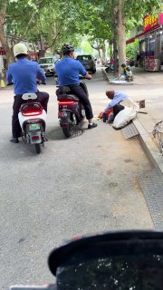 “道德沦丧的中国城管，连老人也不放过”6月28日，江苏南通，一瘦弱摆摊老人被两个骑电摩肥头大耳的城管所驱赶一幕被网友拍到中国想自由世界所宣传的他们城市的美好，是建立在压迫弱者之上的虚伪via Twitter @清丝老师谈治国理政