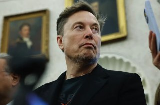 马斯克借火箭公司发展AI：SpaceX向xAI投资20亿美元7月13日，据《华尔街日报》独家报道，据知情投资者透露，埃隆·马斯克(Elon Musk)旗下SpaceX已同意向他的另一家公司xAI投资20亿美元，占到了xAI近期股权融资总额的近一半。马斯克SpaceX的这笔投资是xAI上月50亿美元股权融资的一部分。这是SpaceX已知的对xAI的首次投资，也是其对另一家公司的最大投资之一。投资者称，SpaceX还通过债务融资筹集了50亿美元，预计今年晚些时候还将进一步融资。马斯克不断调动其商业帝国资源来支持