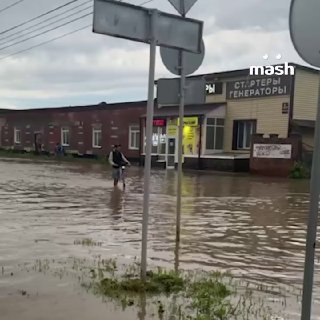Погодный апокалипсис настиг не только Москву, но и Новосибирск — город ушел под воду.Столицу Сибири топит со вчерашнего дня. Сегодня накрыло сперва Академгородок и Шлюз, потом и весь город. Десятки машин вытягивают из воды, ливнёвки не работают, а местные 