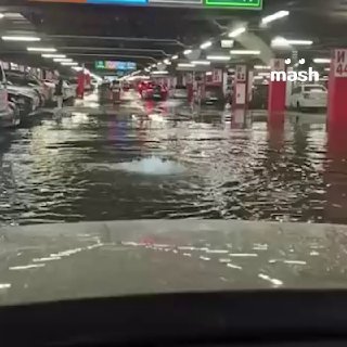 Атлантида? Венеция? Москва.Движение полностью перекрыли на Дмитровском шоссе около станции Верхние Лихоборы. На Автозаводской улице затопило синий Volkswagen, ещё пять машин в воде, двух человек пришлось вытаскивать спасателям. ЖК Дмитровский Парк на Лобне