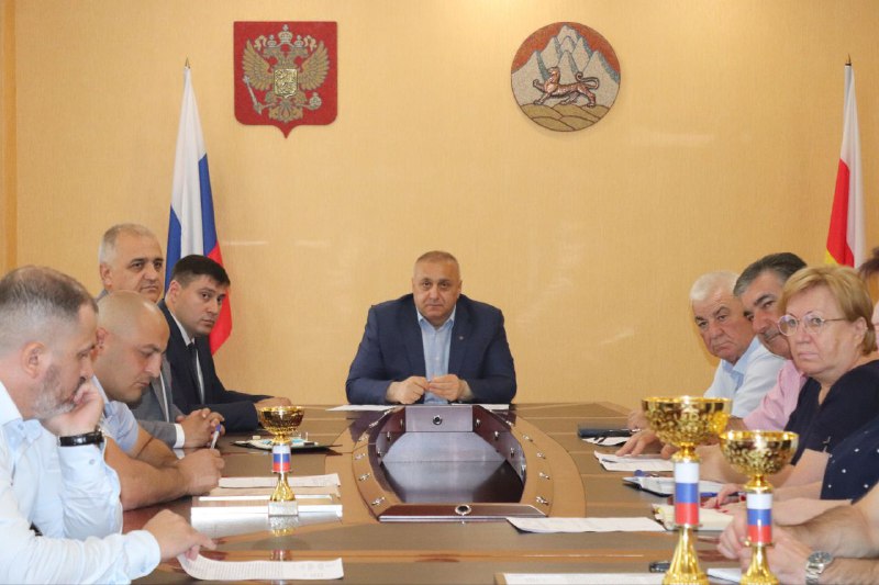 🖼 Глава Пригородного района Алан Гаглоев провел рабочее совещание с главами сел...