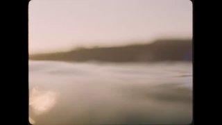 时尚_一跃入「夏」，Gucci 定格海滨记忆Daisy Edgar-Jones、David Jonsson 和 Aliocha Schneider 主演了全新 Gucci Lido 广告大片。朋友们齐聚海边，时间仿佛被延展，日常的生活节奏也随之放松，呈现出一种踏实却又充满无限可能的氛围，整个广告大片宛如一幅生动的画面。 From GUCCIvia 开眼