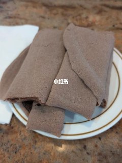 纽约我蕞怕倒闭的小众餐厅平时就喜欢探索点儿小众餐厅，这家埃塞俄比亚餐厅Chercher Ethiopian Restaurant自然而然成了我的打卡点，就在DC市区偏北位置[偷笑R]服务员端上来一盘饼，长得太像抹布了哈哈哈哈，我尝了一下，超级酸，更像抹布了哈哈哈哈[笑哭R]我们点了羊肉、牛肉、蔬菜的family meat plate一个拼盘，里面还有各种豆子、酸菜。用像抹布一样的卷饼，裹着那些食物吃，而且默认手抓！味道还不错，喜欢吃小众美食的可以试一下[害羞R][害羞R]﻿#纽约﻿ ﻿#纽约美食﻿ ﻿#探店