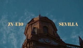 旅行_西班牙艳阳下，复古小城的治愈色彩在西班牙南部的艳阳下，镜头随着手持的摇晃步伐，穿行于塞维利亚的石板街道、老城区的红墙白瓦之间。复古色调仿佛让时间停驻，广场上的弗拉明戈舞者、拱门下的老人、教堂钟声中的午后，都散发着旧日的温度。创作者使用 SONY ZV-E10 相机拍摄。 From GOATECvia 开眼Invalid media: video