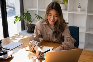 **Create Visuals, Content, and Presentations That Land with This $25 Bundle** L...