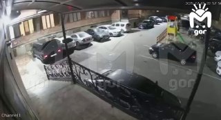 Двое вооружённых мужчин расстреляли бойца ММА Имама Хизриева в Дагестане. Они напали на спортсмена со спины на парковке.По информации Mash, перестрелка произошла на улице Даниялова в Махачкале. Момент нападения попал на дворовые камеры. На кадрах видно, ка